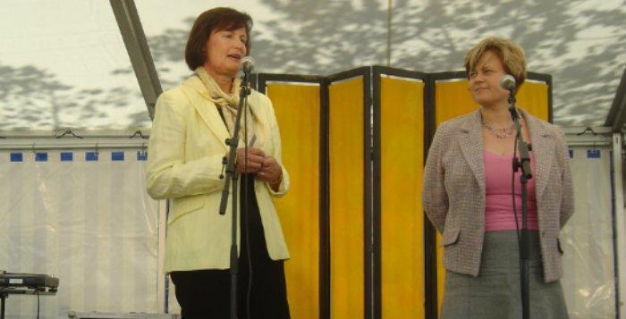 Demon ensimmäinen puheenjohtaja Mirja Ryynänen ja Sari Varpama Maailma kylässä -festivaalilla keväällä 2006.