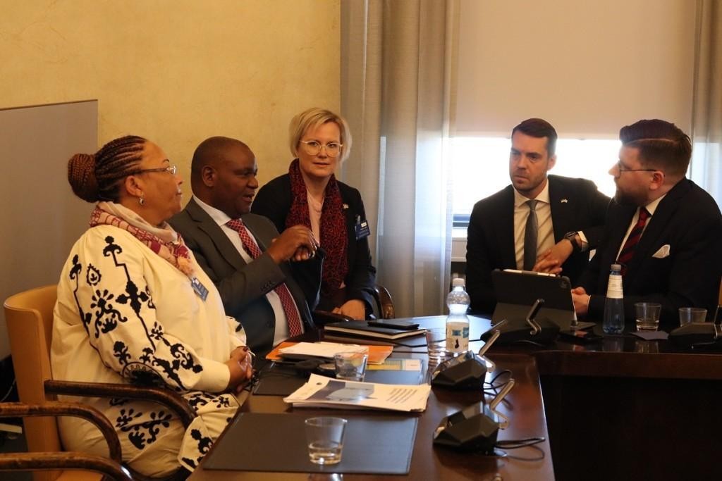 Kansanedustajat Jouni Ovaska ja Sebastian Tynkkynen keskustelevat kahden mosambikilaiskansanedustajan kanssa