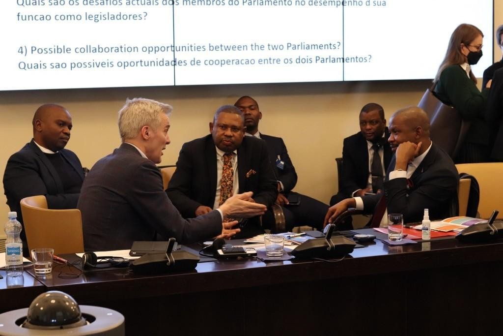Kansanedustaja Anders Adlercreutz keskustelemassa kahden mosambikilaisen kansanedustajan kanssa