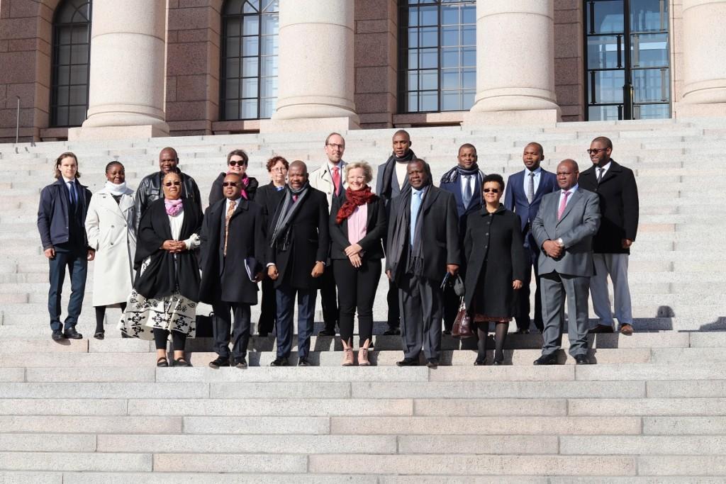 en grupp finländare och moçambikaner på trappan till riksdagshuset