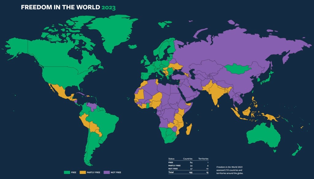 Maailmankartta, jossa valtiot ovat joko vihreitä, keltaisia tai violetteja.